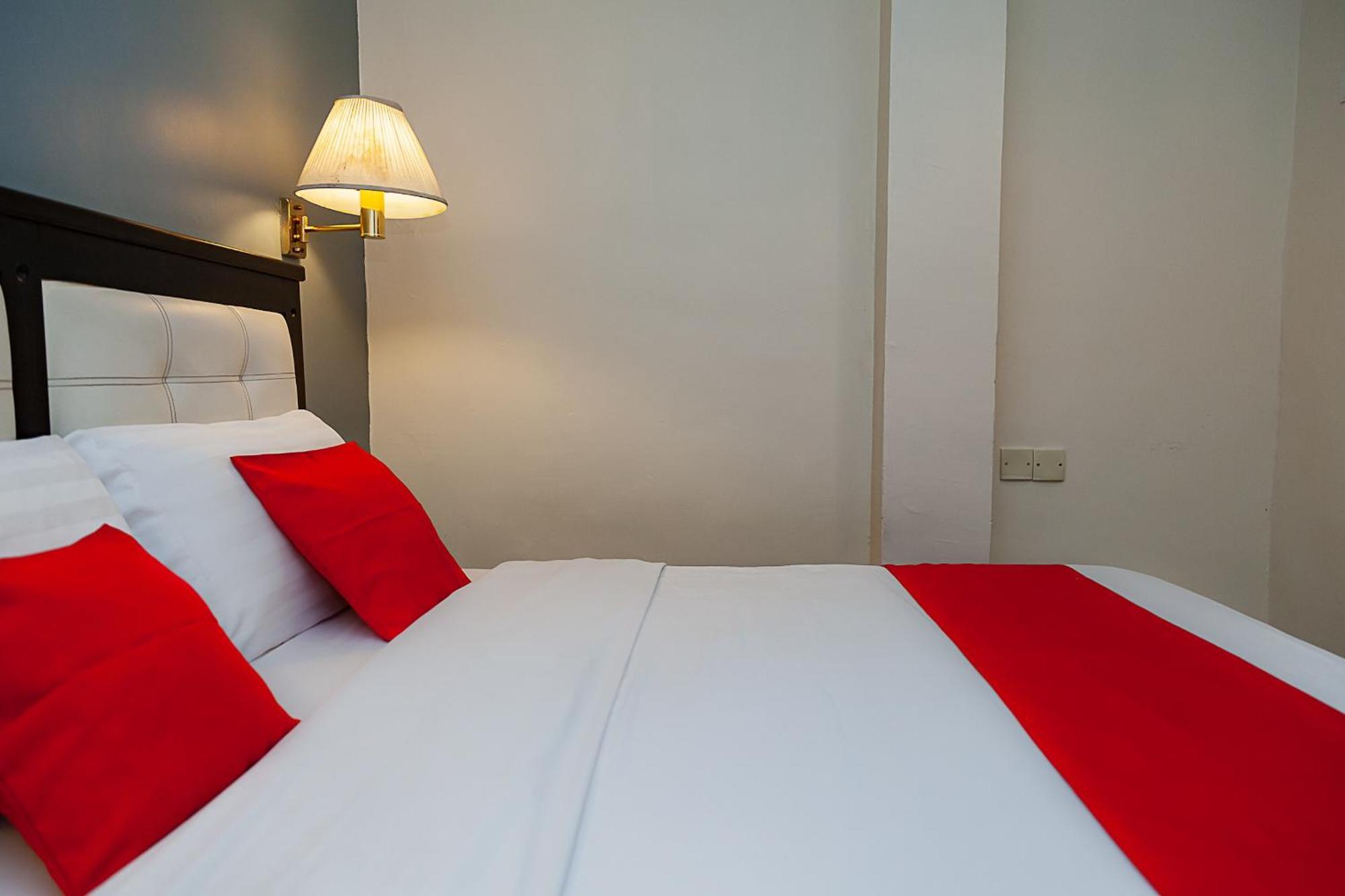 Super Oyo 90055 Mansion Inn Сибу Экстерьер фото