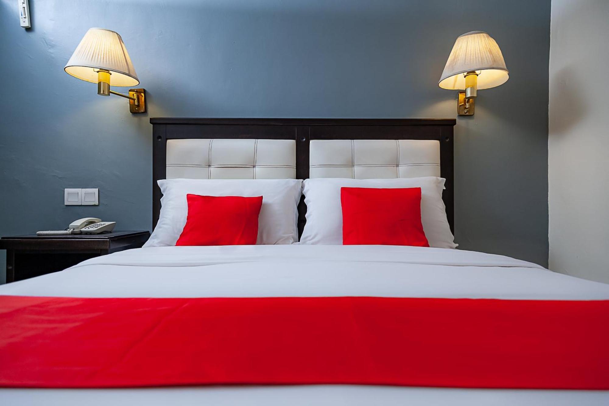 Super Oyo 90055 Mansion Inn Сибу Экстерьер фото