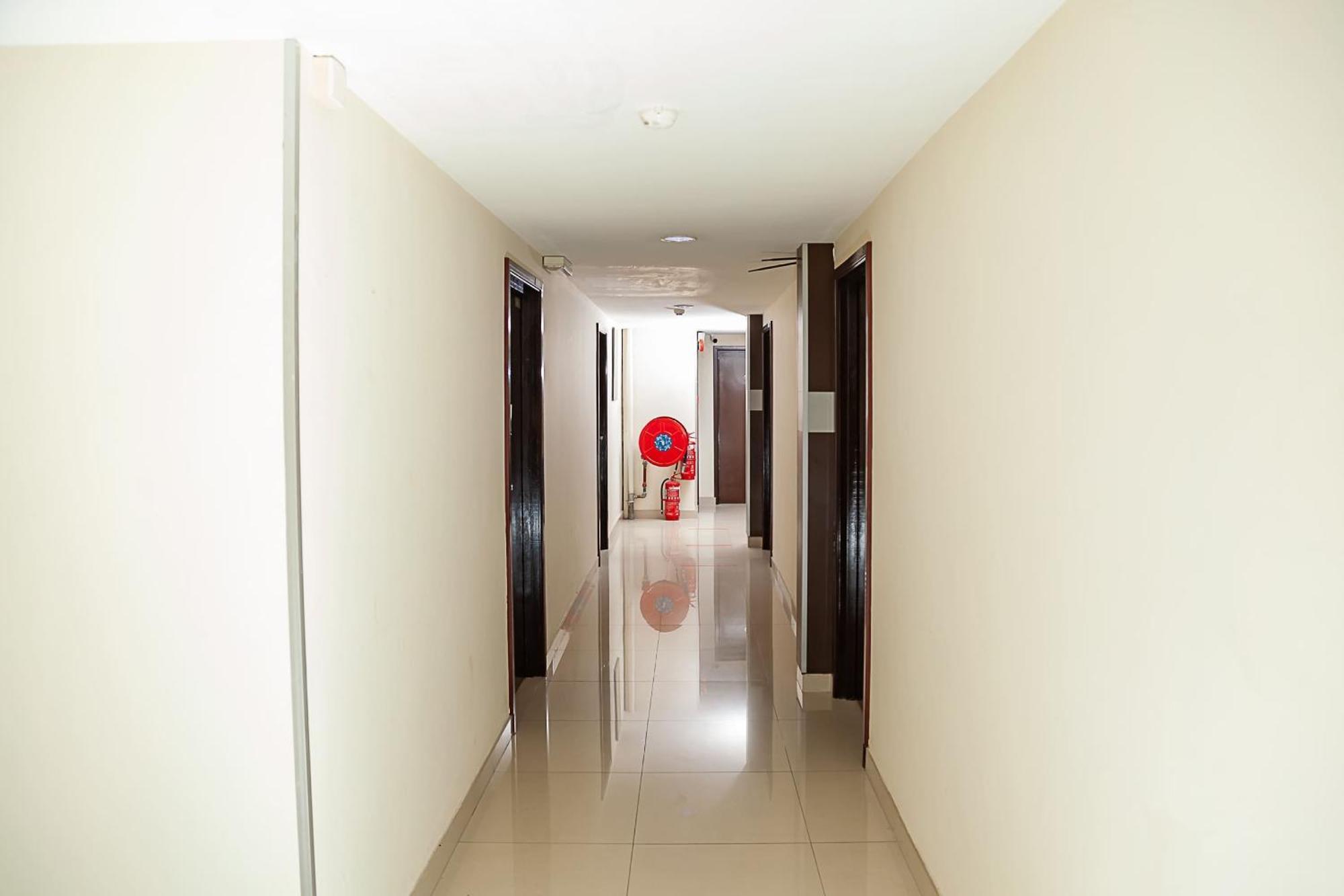Super Oyo 90055 Mansion Inn Сибу Экстерьер фото