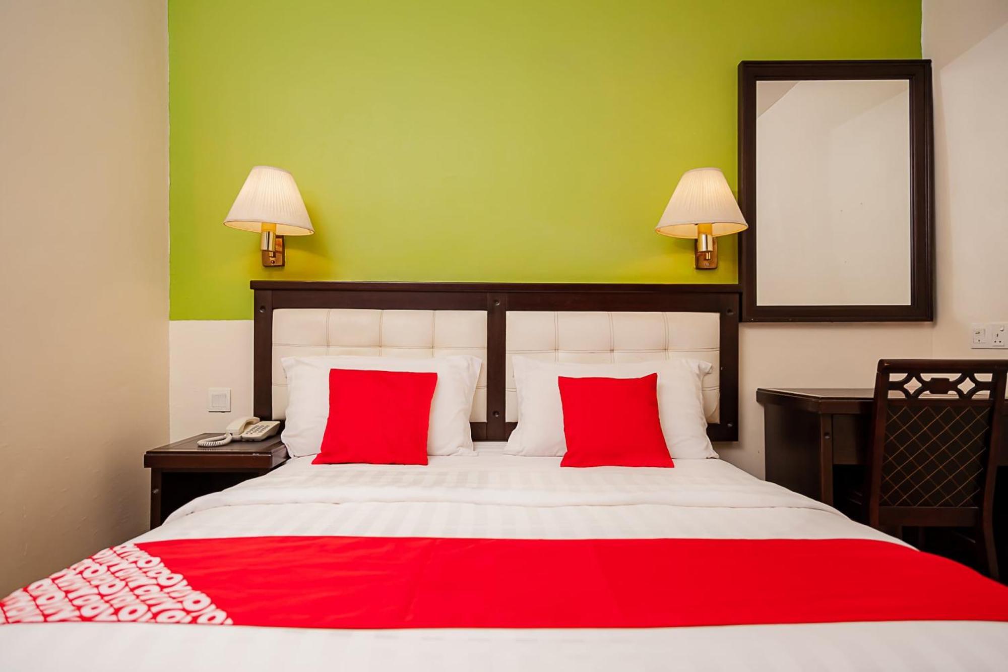Super Oyo 90055 Mansion Inn Сибу Экстерьер фото
