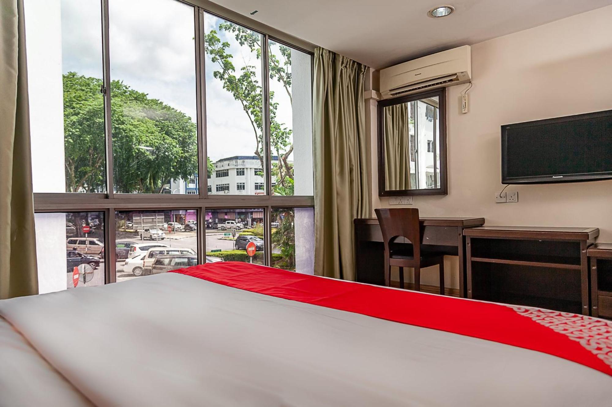Super Oyo 90055 Mansion Inn Сибу Экстерьер фото
