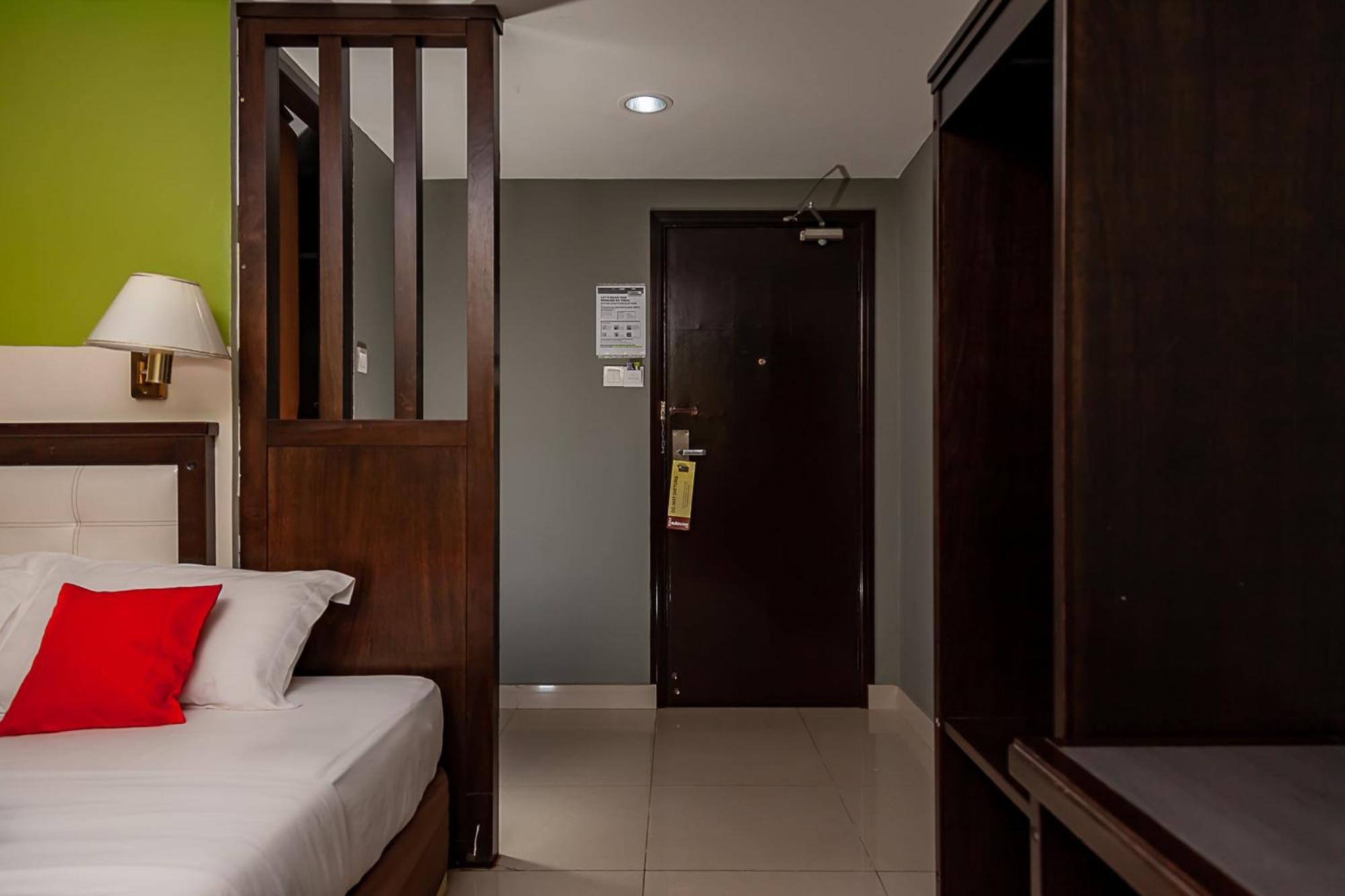Super Oyo 90055 Mansion Inn Сибу Экстерьер фото
