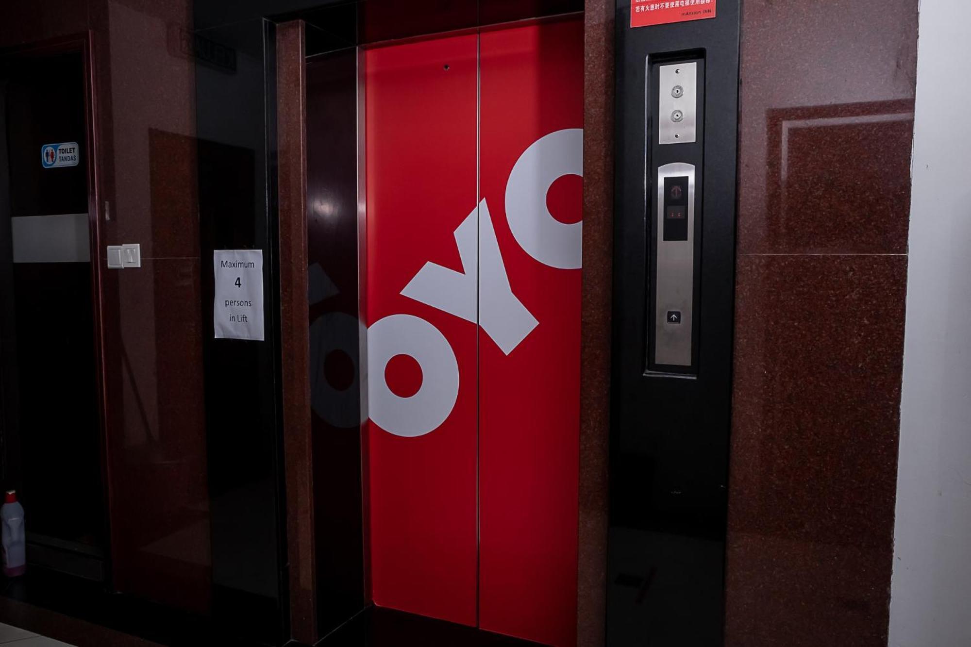 Super Oyo 90055 Mansion Inn Сибу Экстерьер фото